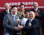 中國銀行（香港）信託有限公司董事長吳亮星頒發紀念品予「步步友」的馬主代表。