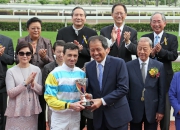其士國際集團有限公司副董事總經理譚國榮頒發獎盃予「隨心隨意」的騎師韋達。