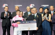 馬會副主席周永健頒發銀碗及十萬元獎金予浪琴表國際騎師錦標賽季軍麥道朗。