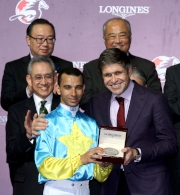 Mr Juan-Carlos Capelli, Vice President of LONGINES and Head of International Marketing, presents a medal to Joao Moreira, first runner-up of the LONGINES International Jockeys' Championship.