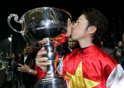 圖九　圖十<br>
浪琴表國際騎師錦標賽冠軍福永祐一舉盃祝捷。
