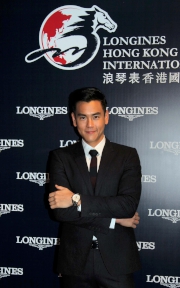 Photo 12, 13<br>
Eddie Peng, LONGINES Ambassador of Elegance, attends today��s racemeeting and presents a LONGINES watch to the 