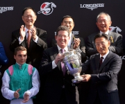 香港賽馬會董事鄭維志博士（右）頒發浪琴表香港瓶獎盃給「富林特郡」的馬主代表。