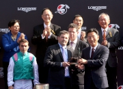 香港賽馬會董事鄭維志博士（右）頒發騎師駿馬銅像給浪琴表香港瓶冠軍「富林特郡」的練馬師代表。