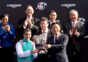 HKJC��s Steward Dr Christopher Cheng Wai Chee (right) presents a bronze statuette of a horse and jockey to Maxime Guyon, jockey of Flintshire.