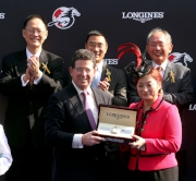 Karen Au Yeung (right), Vice President of LONGINES Hong Kong, presents a souvenir to the representative of Khalid Abdull, owner of Flintshire.