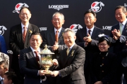 香港賽馬會副主席周永健（右）頒發浪琴表香港短途錦標獎盃予「友瑩格」馬主楊毅。
