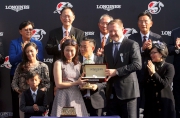 斯沃琪集團（香港）董事總經理盧克勤（右）致送紀念品予「友瑩格」的馬主代表。