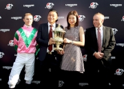 浪琴表香港短途錦標勝出馬匹「友瑩格」的馬主楊毅（左二）、練馬師蘇保羅（右一）以及騎師潘頓（左一）賽後與傳媒分享勝利喜悅。