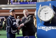 Mr Brian Kavanagh (right), Vice-Chairman of the International Federation of Horseracing Authorities (Europe) presents a prize of HK$5,000 to the groom responsible for Golden Harvest, the Best Turned Out Horse in the LONGINES Hong Kong Sprint.