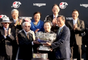 香港賽馬會主席葉錫安博士（右）頒發浪琴表香港一哩錦標獎盃予「步步友」馬主李福鋆醫生及夫人。