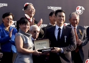 Eddie Peng (right), LONGINES Ambassador of Elegance, presents a souvenir to the owner representative of Able Friend.