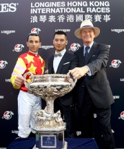 Photo 18,  19<br>
Happy connections share their happiness with media for the success of Designs On Rome in the LONGINES Hong Kong Cup.
