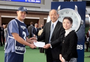 Dr Kenji Tsuchikawa, Special Counselor to the President of Japan Racing Association, presents a prize of HK$5,000 to the groom responsible for Military Attack, the Best Turned Out Horse in the LONGINES Hong Kong Cup.