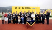 圖五、六、七<br>
香港賽馬會主席葉錫安博士賽後於頒獎禮上頒發港澳盃及冠軍銀碟予頭馬「魔法豪情」的馬主蕭百君、練馬師約翰摩亞及騎師莫雷拉。