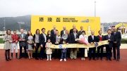 Dr Simon Ip, Chairman of The Hong Kong Jockey Club (front row, 6th from right); Stewards of the HKJC; Angela Leong, Vice Chairman and Executive Director of the Macau Jockey Club (front row, 5th from right); top executives of the HKJC and MJC; and the connections of Hong Kong Macau Trophy winner Arpinati, smile for cameras at the Hong Kong Macau Trophy presentation ceremony.