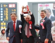 圖 三, 四<br>
香港賽馬會賽馬事務執行總監利達賢（右一）頒發2015年世界短途挑戰賽第三站賽事獎座予高松宮紀念賽冠軍「友瑩格」的練馬師蘇保羅與騎師潘頓。
