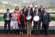 香港賽馬會一眾董事與「活力歡騰」的馬主周祈銳、助理練馬師周永豪，以及騎師莫雷拉在精英碟頒獎儀式上合照。