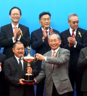 Photos 7, 8, 9<br>
Lester C H Kwok (right), a Steward of the Club, presents the Citibank Hong Kong Gold Cup Trophy and gold-plated dishes to Cheng Keung Fai, John Moore and Joao Moreira, owner, trainer and jockey of the winning horse Designs On Rome.
