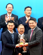 Weber Lo (right), Citi Country Officer and Chief Executive Officer, Hong Kong and Macau, presents a souvenir to Calvin Cheng Ka Sing, son of winning owner Cheng Keung Fai.