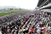 圖 9, 10<br>
寶馬香港打吡大賽為本地馬壇最重要的賽事，吸引數以萬計市民入場觀賽，場面熱鬧。
