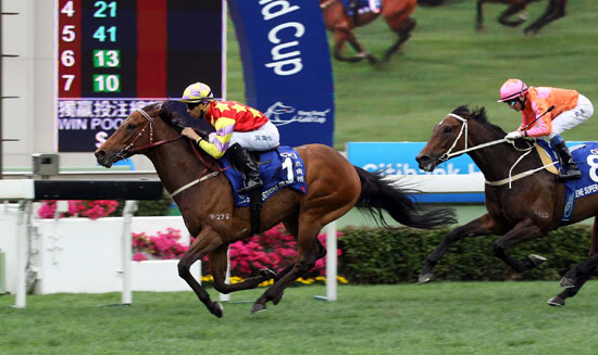 Designs On Rome (No. 1), ridden by Joao Moreira and trained by John Moore, shows his calibre to score a victory in the Citibank Hong Kong Gold Cup (G1 2000m) - the second leg of the Triple Crown. Helene Super Star (No. 8) and Blazing Speed (No. 3) finish second and third respectively.