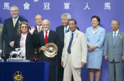 前練馬師方祿麟（前排左二）於2002/03馬季榮休時，於該馬季的季終賽馬日頒獎儀式上接受其退休紀念獎座。
