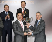Photos 2, 3<br>
The Hong Kong Jockey Club Deputy Chairman Anthony Chow presents the trophy and the HK$650,000 prize cheque to the representative of Peter Law Kin Sang, Owner of the Happy Valley Million Challenge winner Twin Delight.
