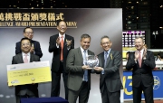香港賽馬會副主席周永健頒發銀碟予本年度跑馬地百萬挑戰盃冠軍「喜喜寶」的練馬師方嘉柏 。
