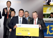 The Hong Kong Jockey Club CEO Winfried Engelbrecht-Bresges presents a HK$250,000 prize cheque to the representative of Henry Cheng Kar Shun, Owner of the Happy Valley Million Challenge first runner-up Choice Treasure.