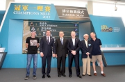 香港賽馬會副主席周永健（左三）、行政總裁應家柏（右三）、賽馬事務執行總監利達賢（左二），與馬主李福鋆醫生（右二）、練馬師約翰摩亞（右一）及蔡約翰（左一）合照。