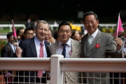 香港賽馬會主席葉錫安博士（右）及行政總裁應家柏（左）於賽後與「友瑩格」的馬主楊毅一同慶祝勝利。