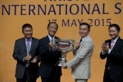 圖六、七、八<br>
「友瑩格」的馬主楊毅、練馬師蘇保羅及騎師潘頓於頒獎禮上接過KrisFlyer國際短途錦標的冠軍獎盃。
