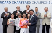 Benjamin Hung, Regional CEO, Greater China, Standard Chartered, presents a souvenir to winning jockey Douglas Whyte.