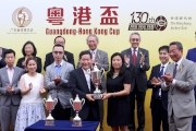 兩屆奧運女子乒乓球雙打冠軍喬紅女士頒發粵港盃予頭馬「太陽喜喜」的馬主許亮華，以及紀念獎盃予勝出練馬師賀賢及騎師柏寶。