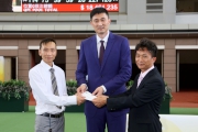 Mr Chen Jingchuan, National Games Equestrian Team Gold Medallist for Jumping (right) and Mr Du Fung, former member of the National Basketball Team (middle), present a prize of HK$1,500 to the Assistant Trainer representing the Stables Assistant responsible for Joyeux, the Best Turned Out Horse in the Guangdong - Hong Kong Cup.