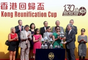 香港特別行政區財政司司長曾俊華頒發獎盃予香港回歸盃得勝馬匹「準備就緒」的馬主代表。