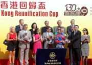 中華人民共和國外交部駐香港特別行政區特派員公署副特派員宋如安頒發獎盃予香港回歸盃得勝馬匹「準備就緒」的騎師潘頓。