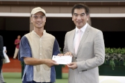 立法會議員鍾國斌在馬匹亮相圈頒發一千五百元獎金予負責料理香港回歸盃最佳外觀馬匹「飛哥」的馬房助理。