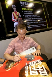 Photo 5, 6<br>
Racing fans are happy to get autographs and photos of the jockeys.