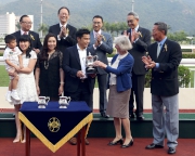 香港賽馬會主席葉錫安博士的夫人（前排右二），將廣東讓賽盃的獎盃頒發予勝出馬匹「美麗大師」的馬主郭浩泉（前排右三）。