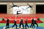 圖三, 四, 五
中國雜技團於開幕禮上表演揉合體操及講求平衡力的《騰韻·頂碗》雜技。