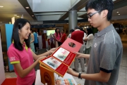 入場人士選購以兩匹香港名駒「步步友」及「友瑩格」為主題的「國慶日紀念封」及其他精品。