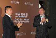 東方表行董事總經理楊衍傑先生（左）及香港賽馬會賽馬事務執行總監利達賢先生一同為「時尚煲呔日」揭幕。