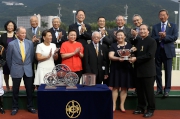 圖元五, 六, 七<br>
香港賽馬會董事葉澍?（前排右一）將獎盃及紀念銀碟頒予「步步友」的馬主李福鋆醫生及夫人、練馬師約翰摩亞及騎師田泰安。