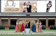 圖1,2,3,4,5,6<br>
當紅男神王宗堯及宅男女神江若琳率領一眾模特兒,演繹著名時裝設計師張永康為今次表演特別設計的貴麗服飾,於沙田馬場馬匹亮相圈示範名錶catwalk,發放閃耀光芒。