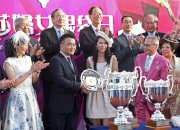 馬會遴選會員梁欽聖先生的女兒梁舜茵小姐在莎莎婦女銀袋頒獎儀式上頒發紀念銀碟予得勝馬匹「人強馬勁」的馬主。