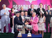 Photo 7, 8<br>
Sa Sa International Holdings Limited Chairman and CEO Dr Simon Kwok and Vice-Chairman Dr Eleanor Kwok present the commemorative trophies to the owners and trainer of Top Act.