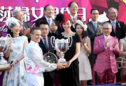 Ning Chang, the Sa Sa Ladies�� Purse Day ambassador, presents a commemorative trophy to Richard Fourie, jockey of the winning horse Top Act.