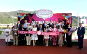 HKJC Chairman Dr Simon S O Ip; CEO Winfried Engelbrecht-Bresges; Club Stewards; Sa Sa International Holdings Limited Chairman and CEO Dr Simon Kwok; Vice-Chairman Dr Eleanor Kwok; presentation guest Miss Chloe Liang; Sa Sa Ladies�� Purse Day ambassador Ning Chang; and the winning connections pose for a group photo.
